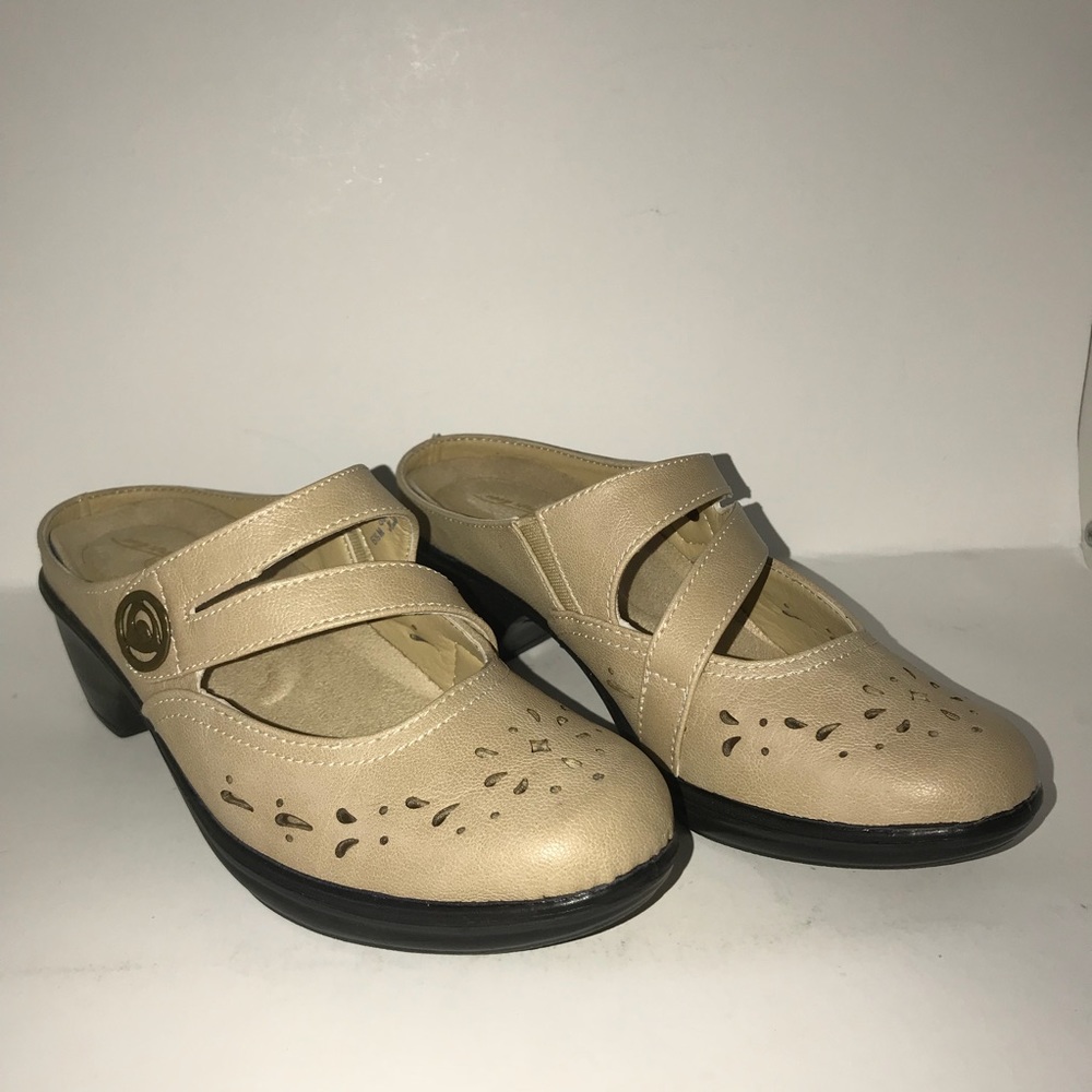 Easy Street Beige Womens Shoes 6.5 Sandal Heeded